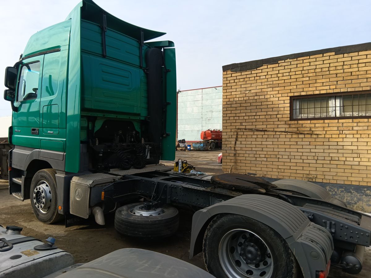 Осмотр рамы и седельно-сцепного устройства тягача Mercedes-Benz Actros